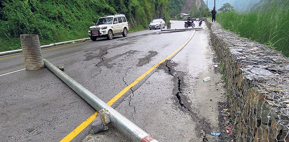 सडक भासिएपछि अरनिको राजमार्गमा  आवतजावत प्रभावित