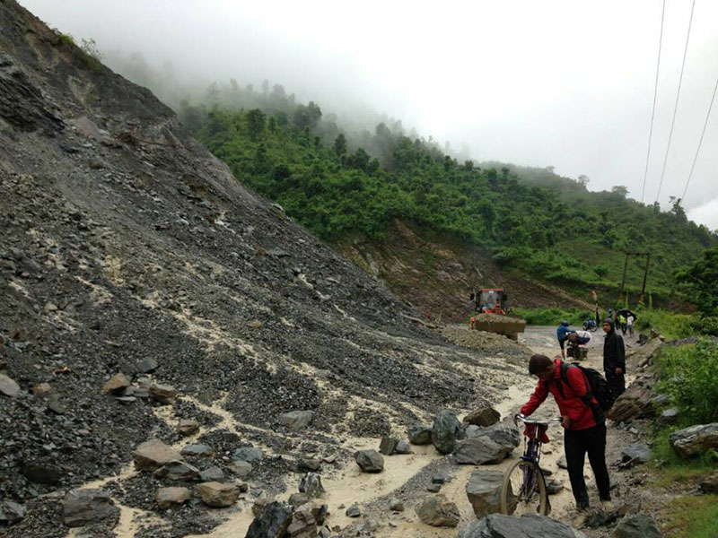 बेँसीशहर–चामे सडक पहिरोले अवरुद्ध