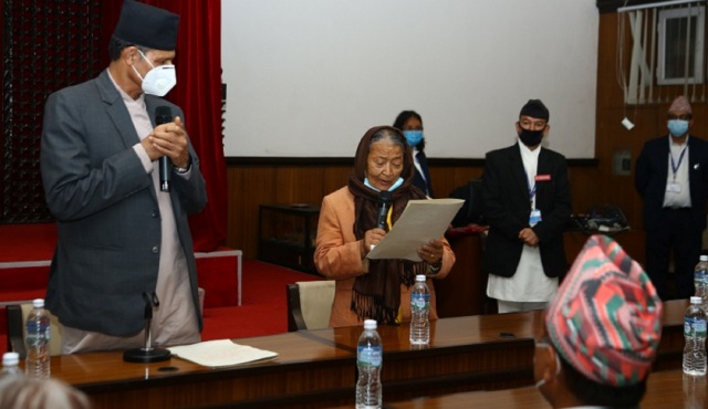 सभामुखसमक्ष नवनिर्वाचित सांसद ज्वारचनको शपथ