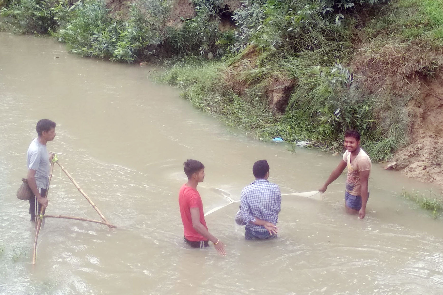 माछा मार्न जाल हाल्दै
