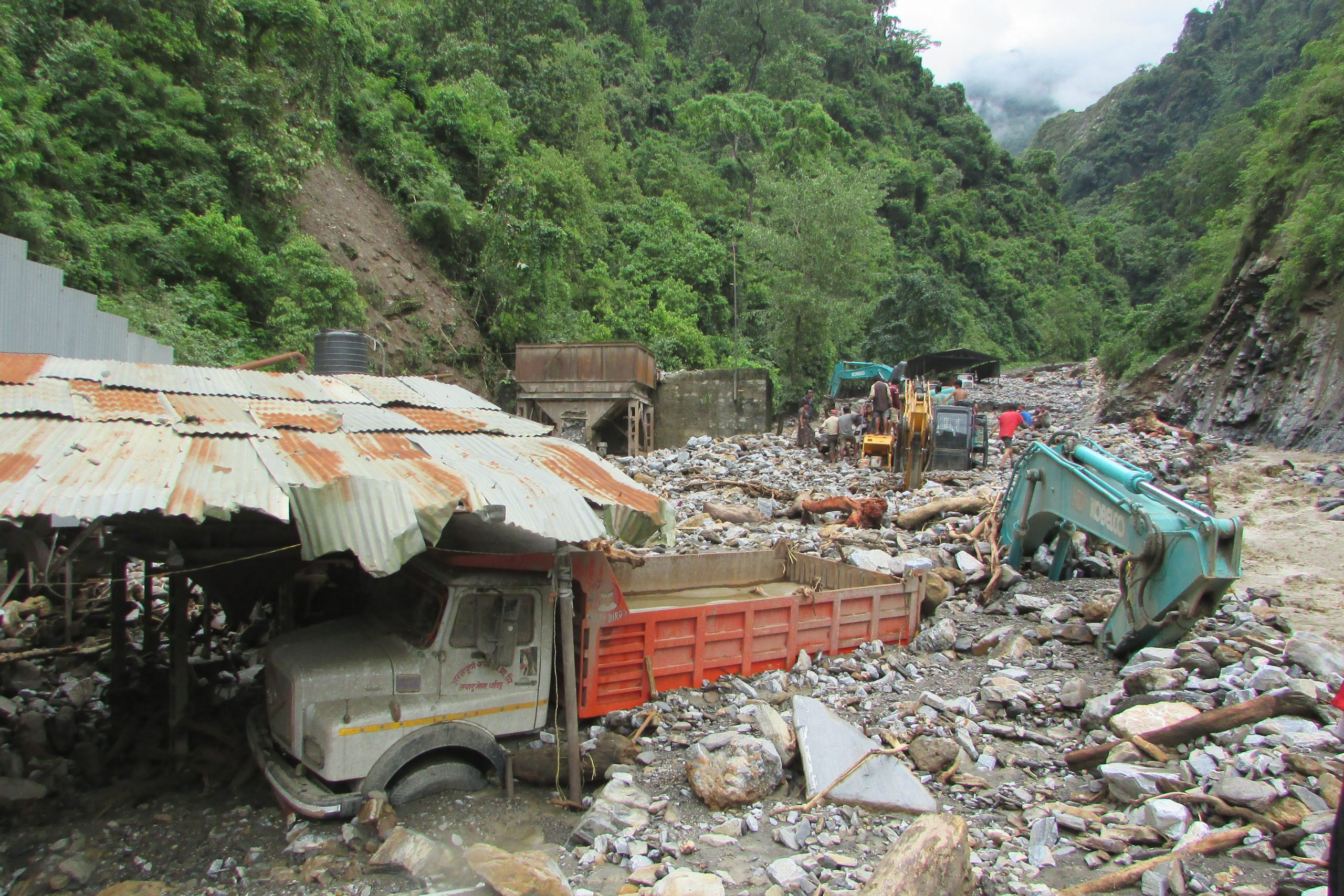 सिमेन्टको कच्चा पदार्थ उत्पादन स्थल बाढीले तहसनहस
