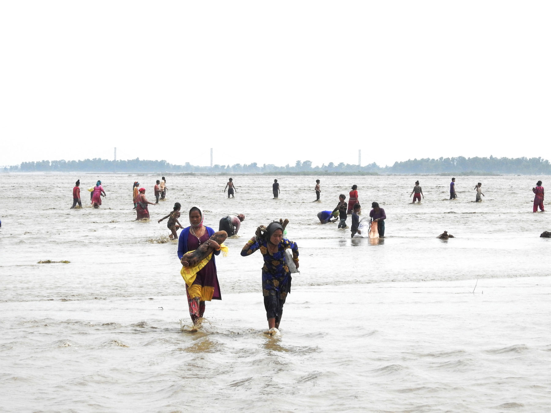 जीवनका लागि उर्लदो भेलमा श्रम