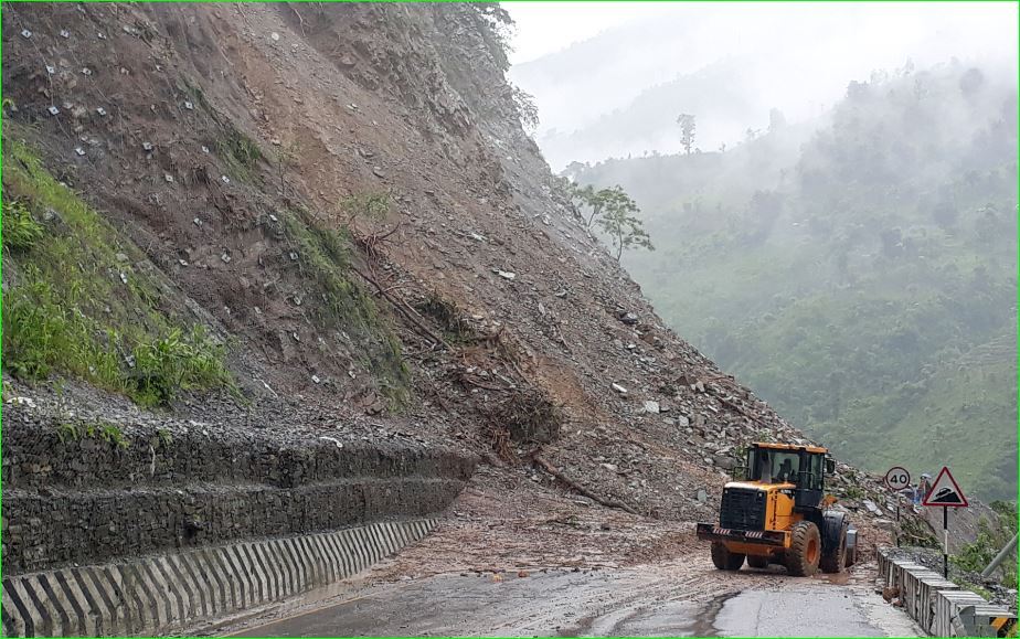 खसेको पहिरो पन्छाएपछि एकतर्फी सडक सञ्चालन