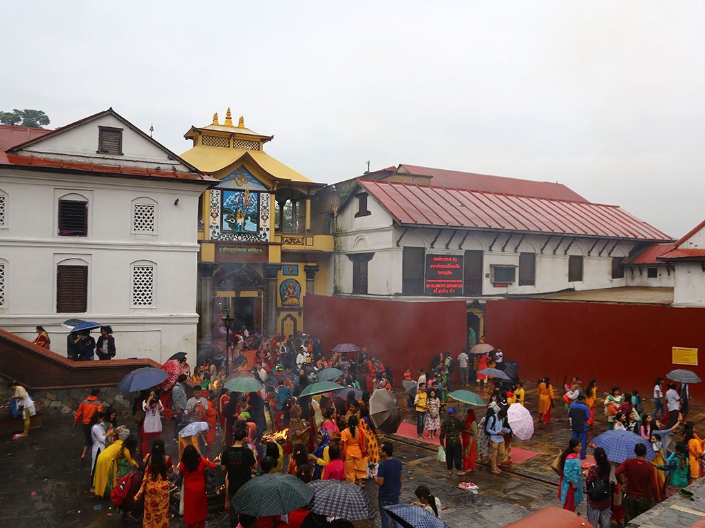 पशुपतिलगायत देशभरका शिवालयमा भक्तजनको भीड