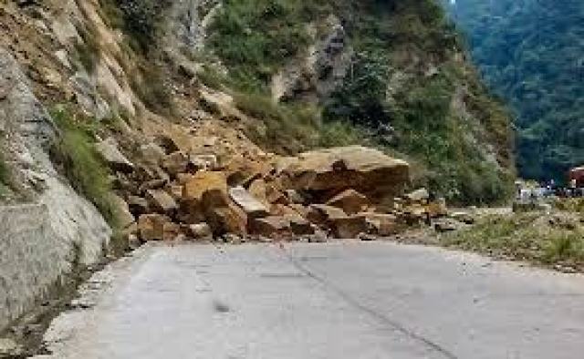 बेँसीशहर–चामे सडक अवरुद्ध