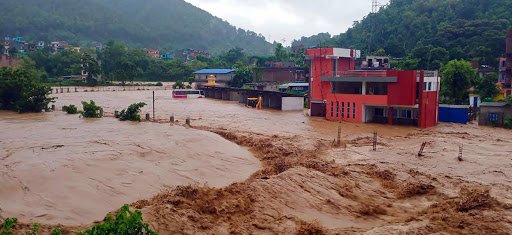 झापामा डुबान र पहिरोबाट १७ को मृत्यु