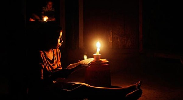 विद्युत अवरुद्ध हुँदा आठसय घरधुरी अन्धकारमा
