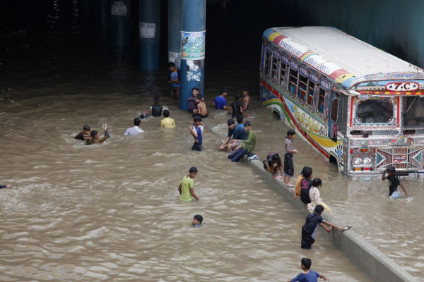बाढी पहिरोमा परेर पाकिस्तानमा मर्नेको सङ्ख्या १३४ पुग्यो