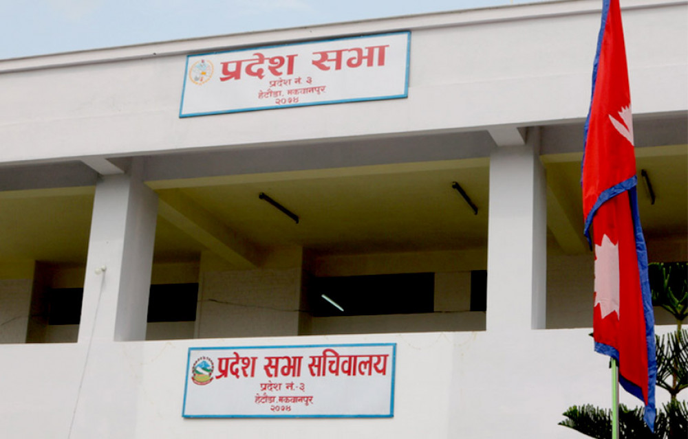 वाग्मतीले पाँच अस्पताललाई स्वास्थ्य उपकरण वितरण गर्दै