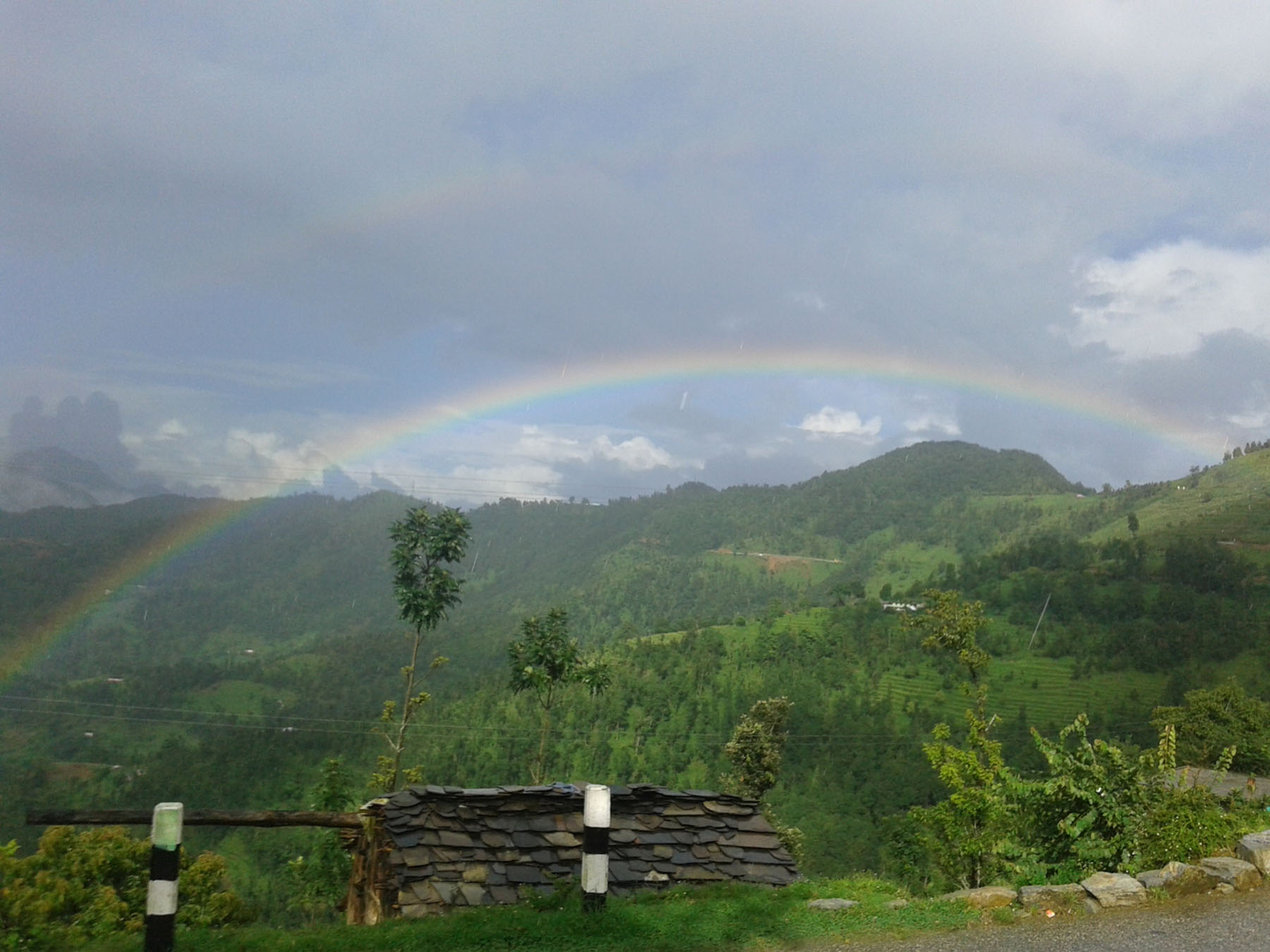 लुकामारी गर्दै इन्द्रेणी