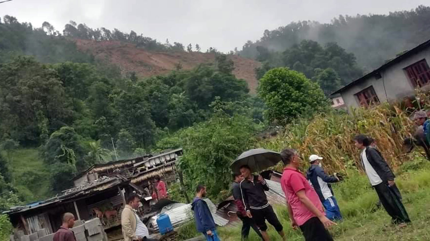 पहिरोले चार घर पुरियो, दश घर जोखिममा