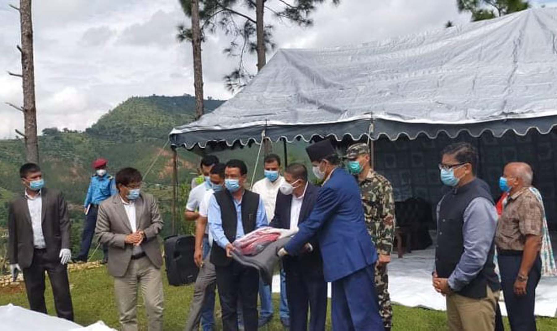 सभामुख सापकोटाद्वारा बाढीपहिरो पीडितलाई सहयोग हस्तान्तरण