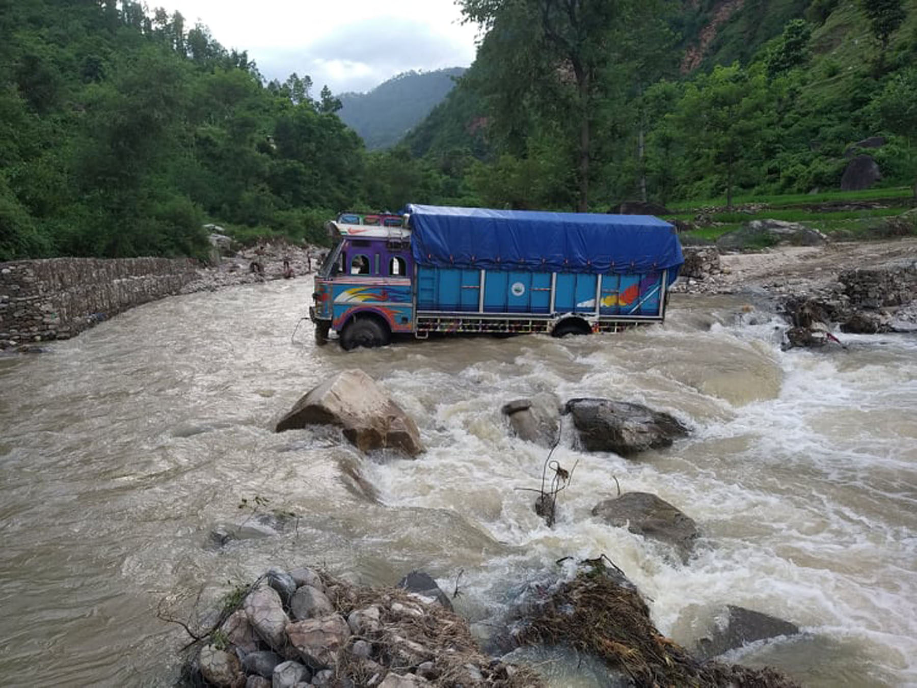 पुल नहुँदा शिवालय खोलामा मुस्किले खोला तर्दै मालबहाक ट्रक