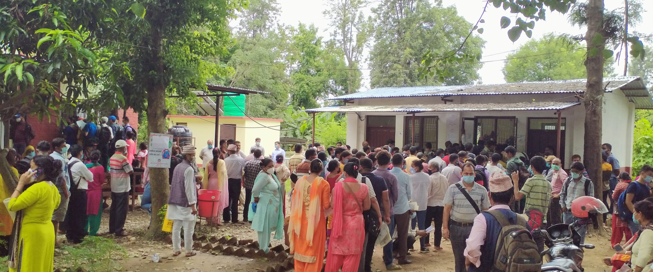 कोरोनाको सङ्क्रमण बढिरहेको अवस्थामा सेवा लिनेको भीड