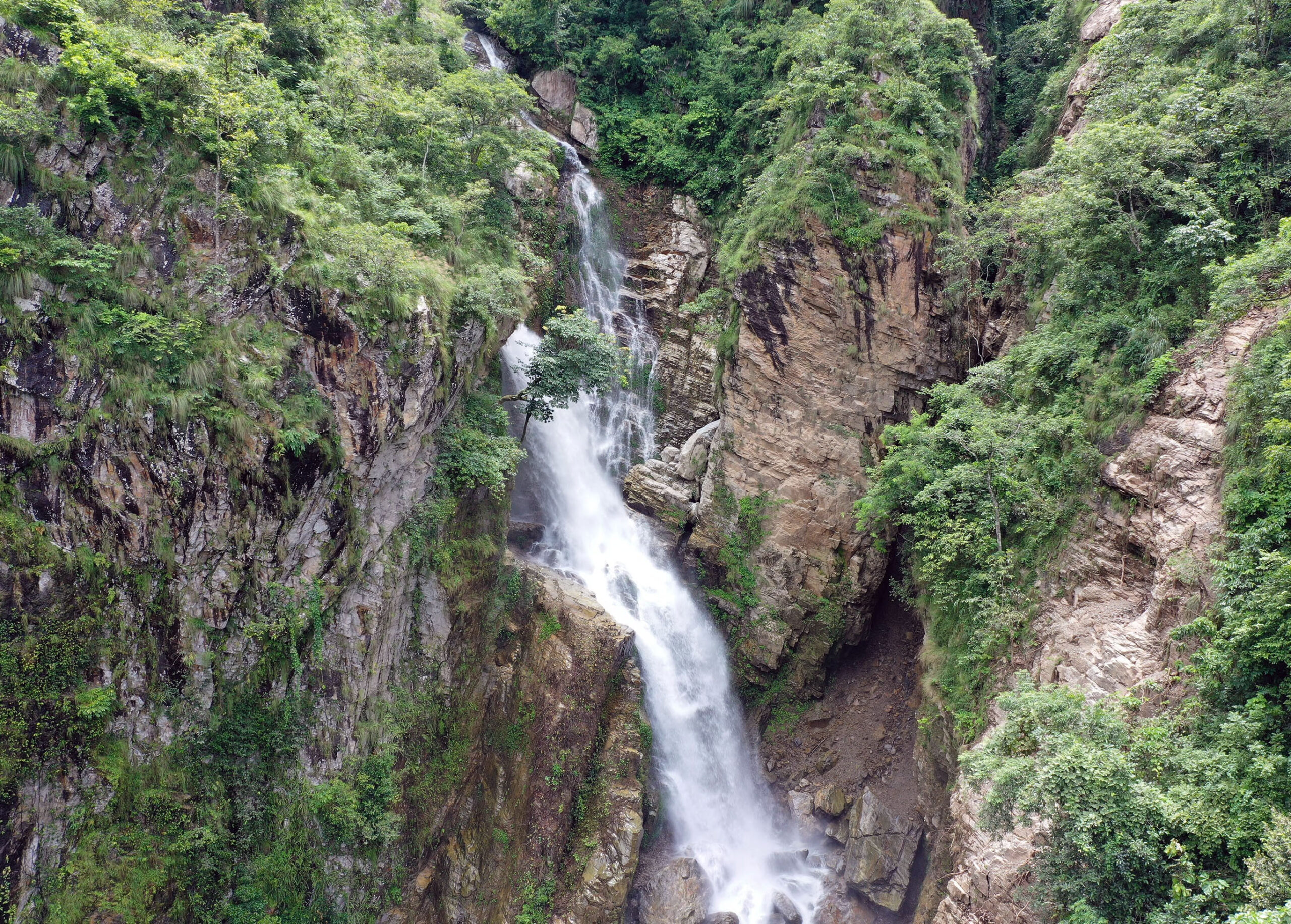 पृथ्वीराजमार्ग अन्तर्गत मनमोहक ऐनापहरा झरना
