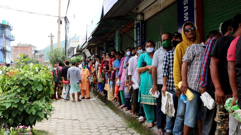 कोरोनाको बेवास्ता गर्दै मल किन्न लाइनमा