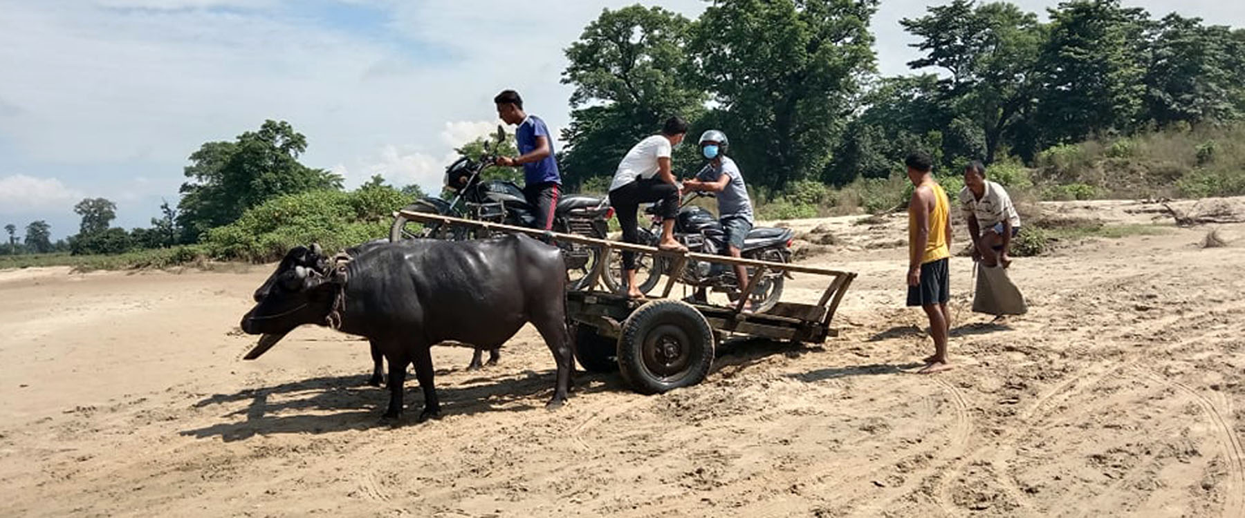 शिवगङ्गा नदीमा पुल नहुँदा गाडामा मोटरसाइकल तार्दै
