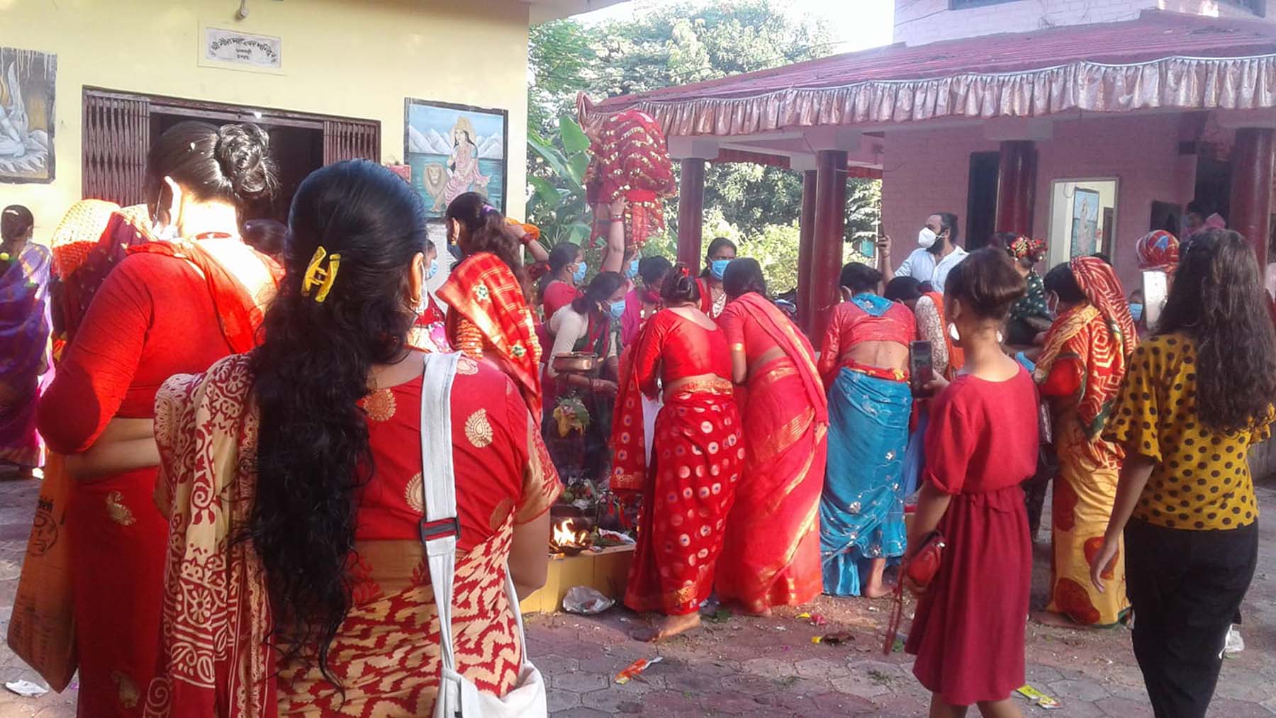 कैलालीमा गौरा नचाउँदै