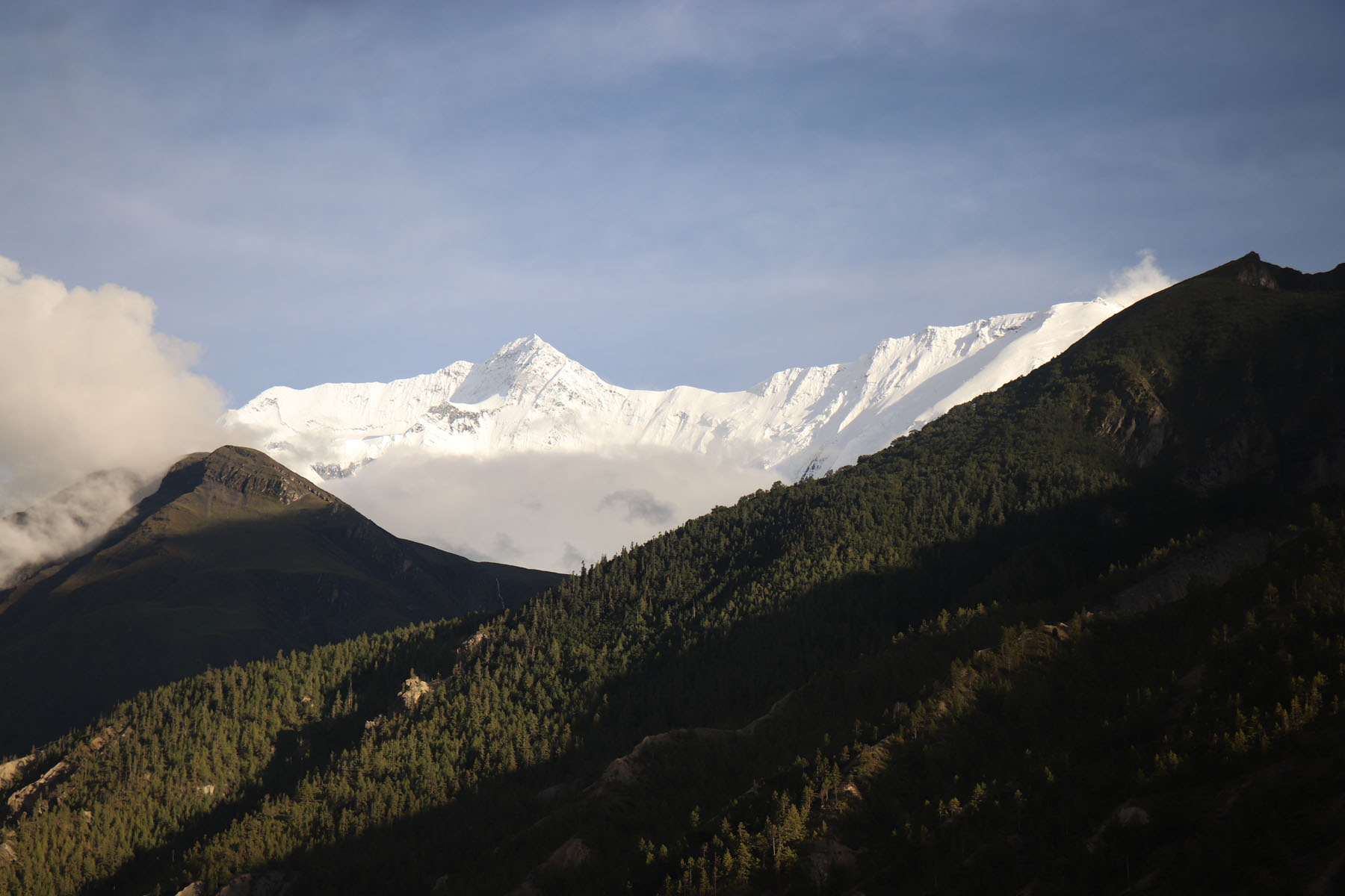 बादलको घुम्टो उघार्दै अन्नपूर्ण दोस्रो हिमाल