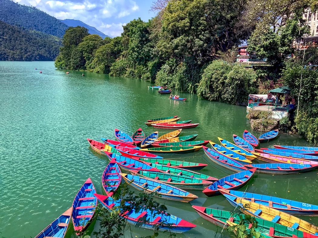 डुङ्गा चालकलाई लाइफज्याकेट प्रदान