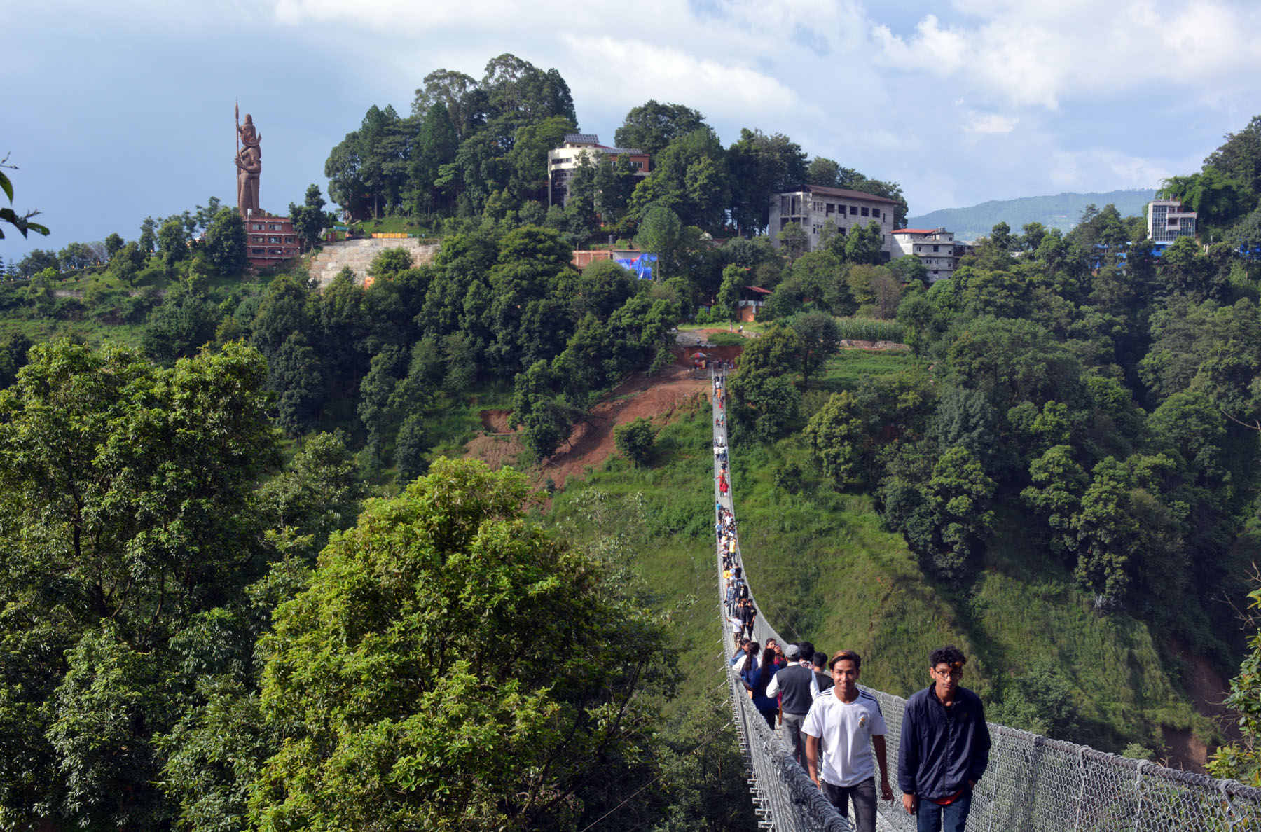 कैलाश महादेव मन्दिर घुम्न जानेको भीड