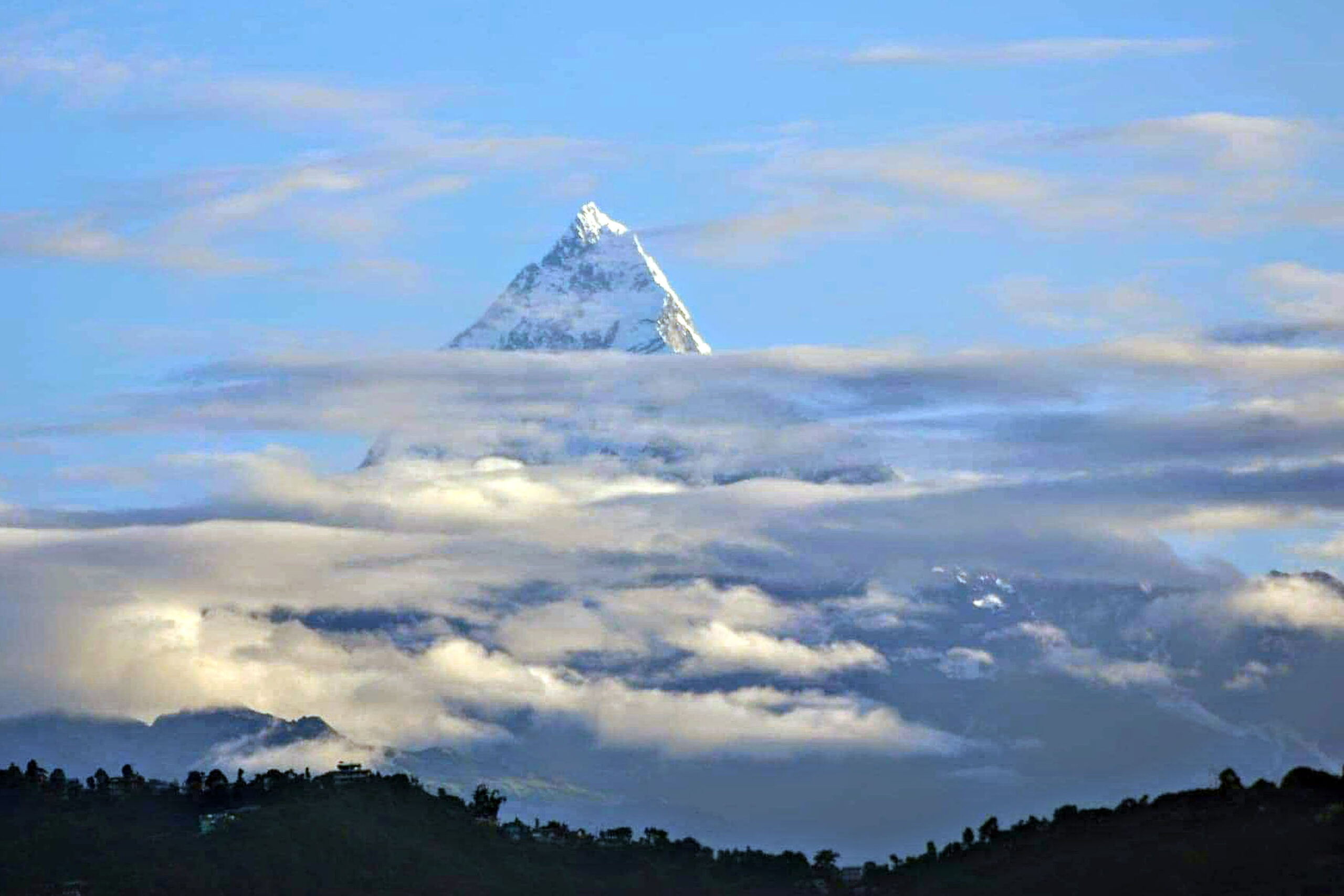 मौसम खुलेपछि देखिएको मनमोहक माछापुच्छ्रे हिमाल