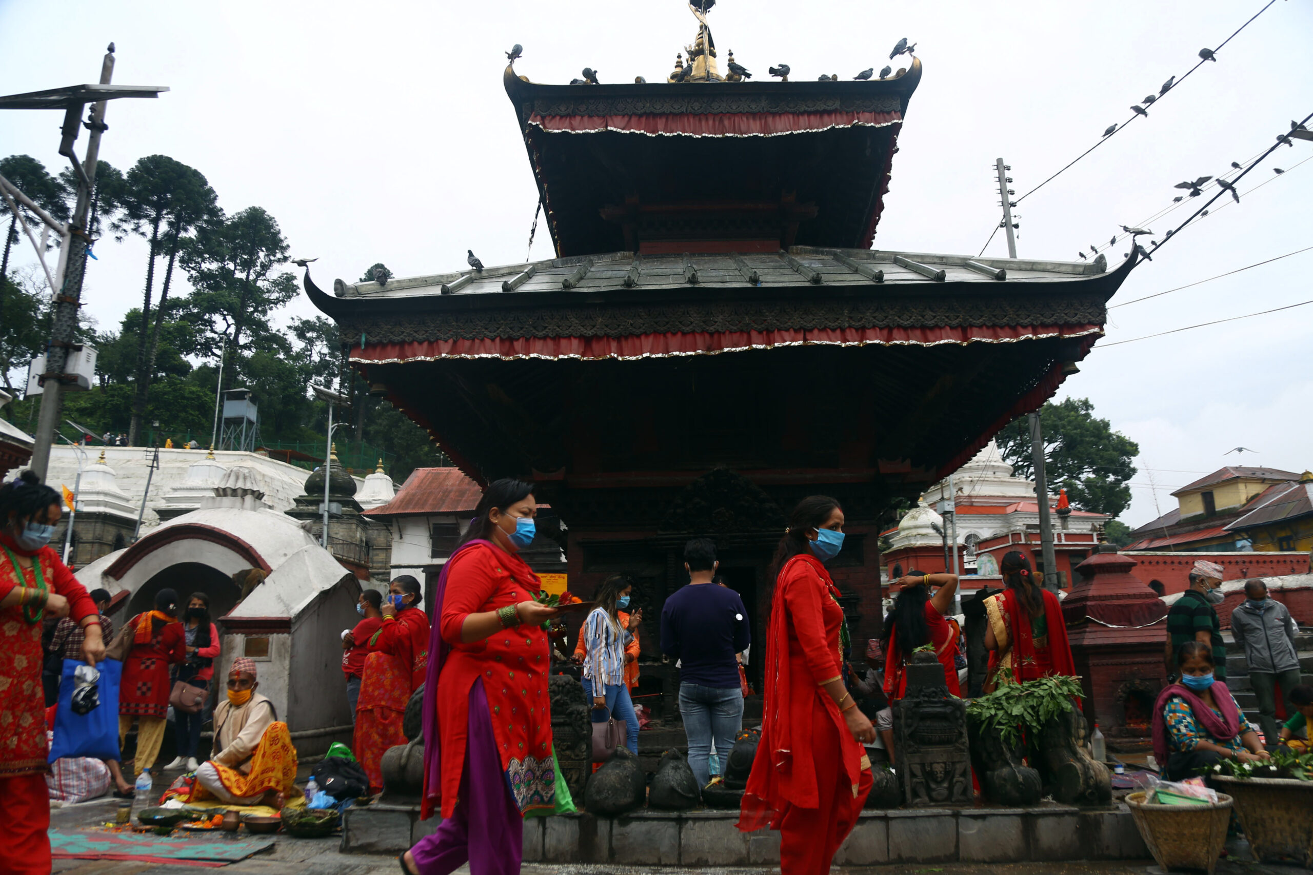 पशुपतिनाथ मन्दिर परिसरमा पूजा गर्दै भक्तजन
