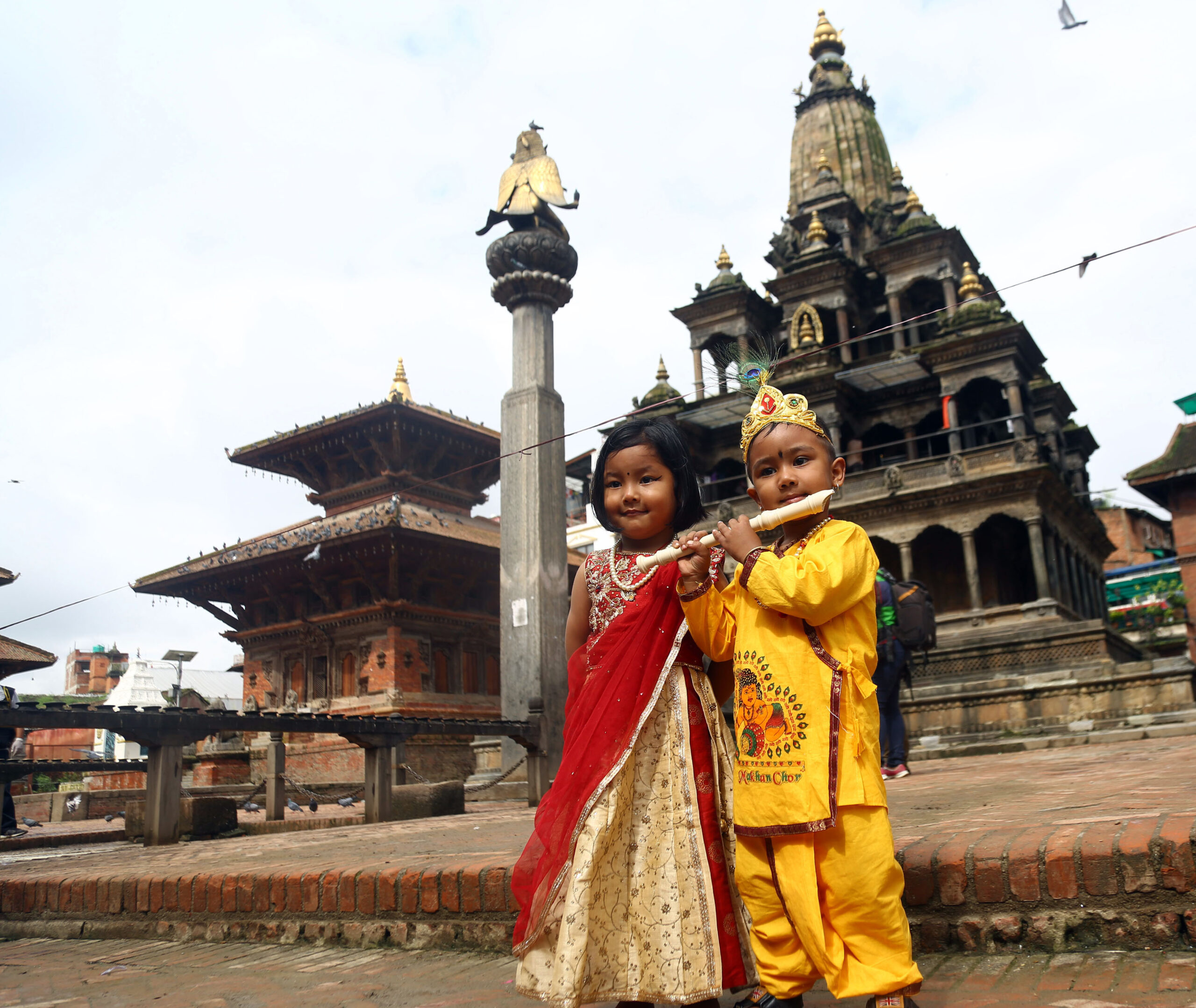 राधाकृष्णको भेषभूषामा  सजिएका बालबालिका