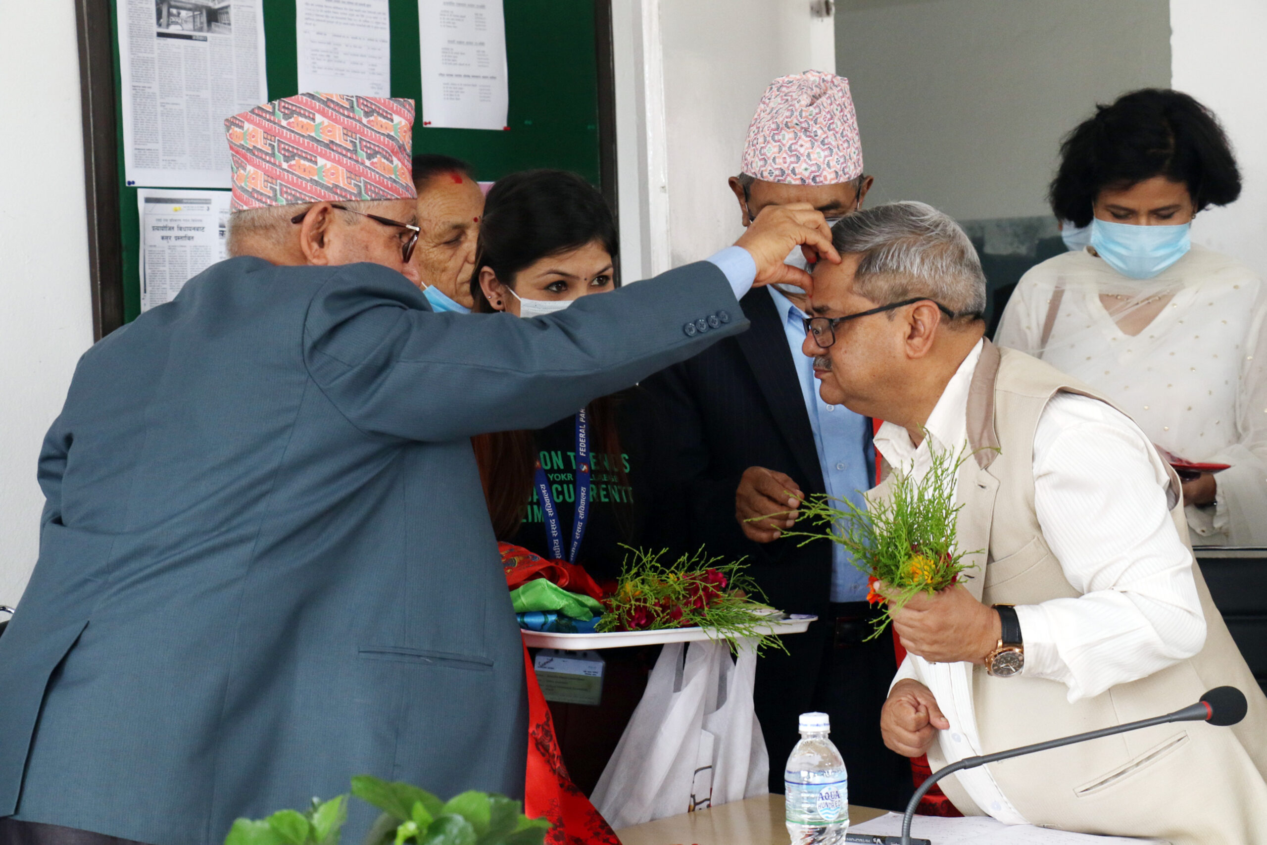 सभापति निर्वाचित भएपछि बधाई दिँदै
