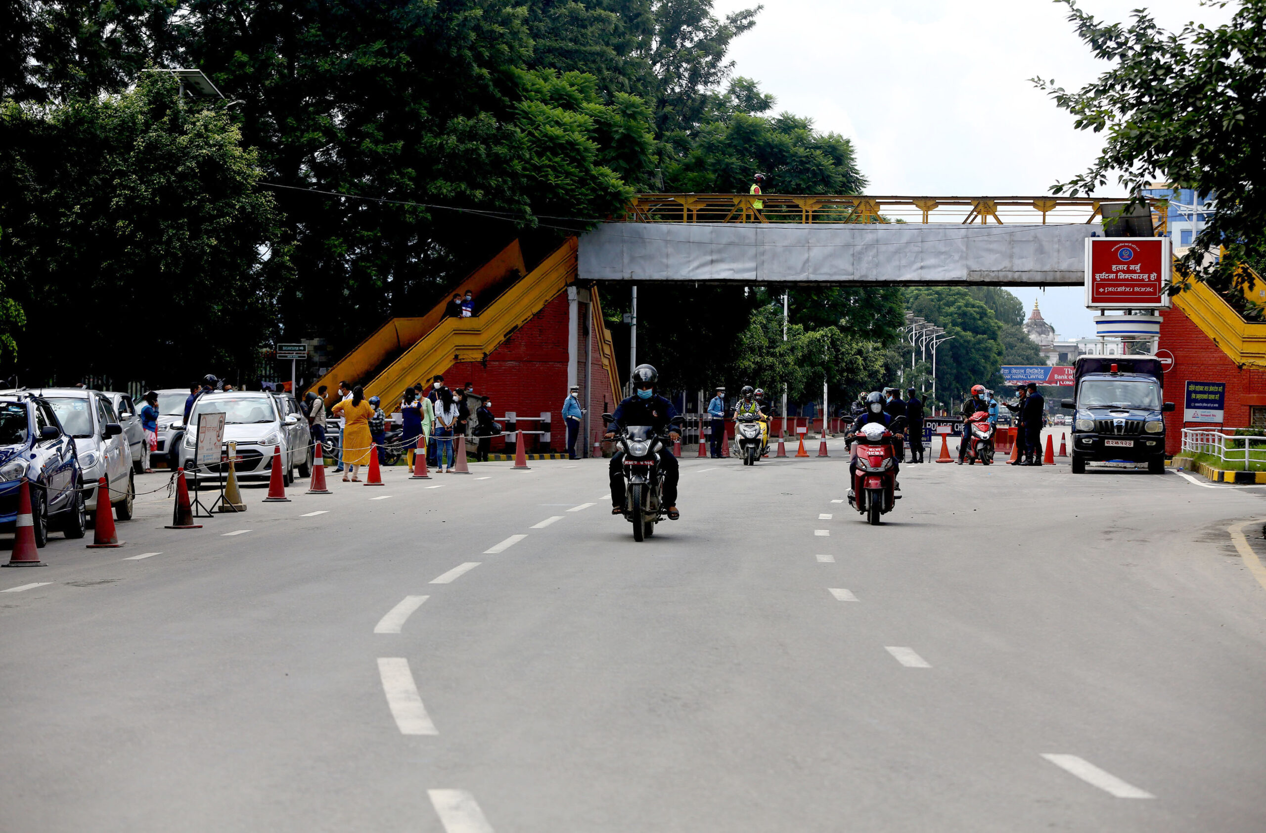 सर्वसाधारणलाई सुरक्षाकर्मीद्वारा जाँच