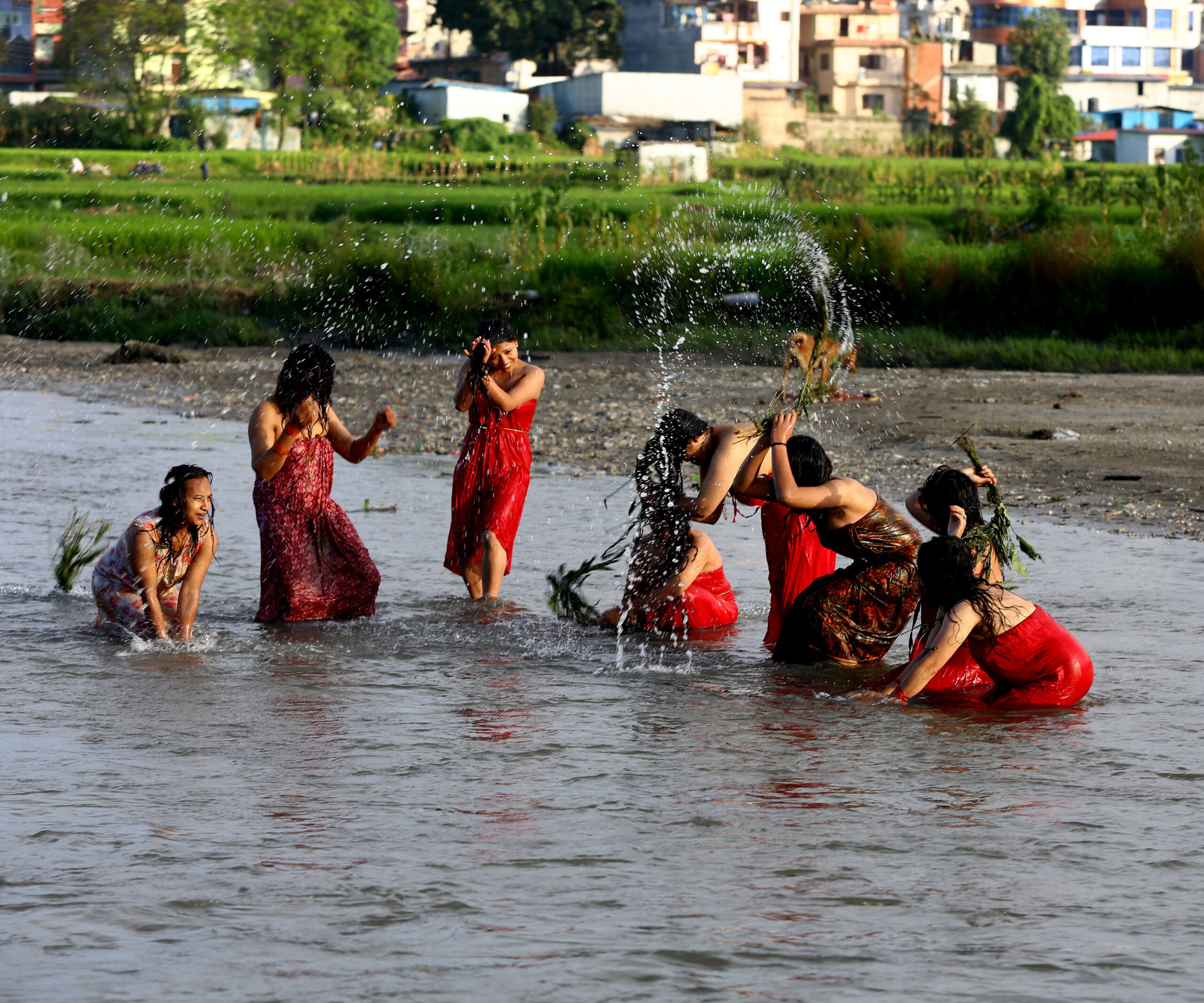 ऋषि पञ्चमीका दिन मनोहरा खोलामा स्नान गर्दै महिला