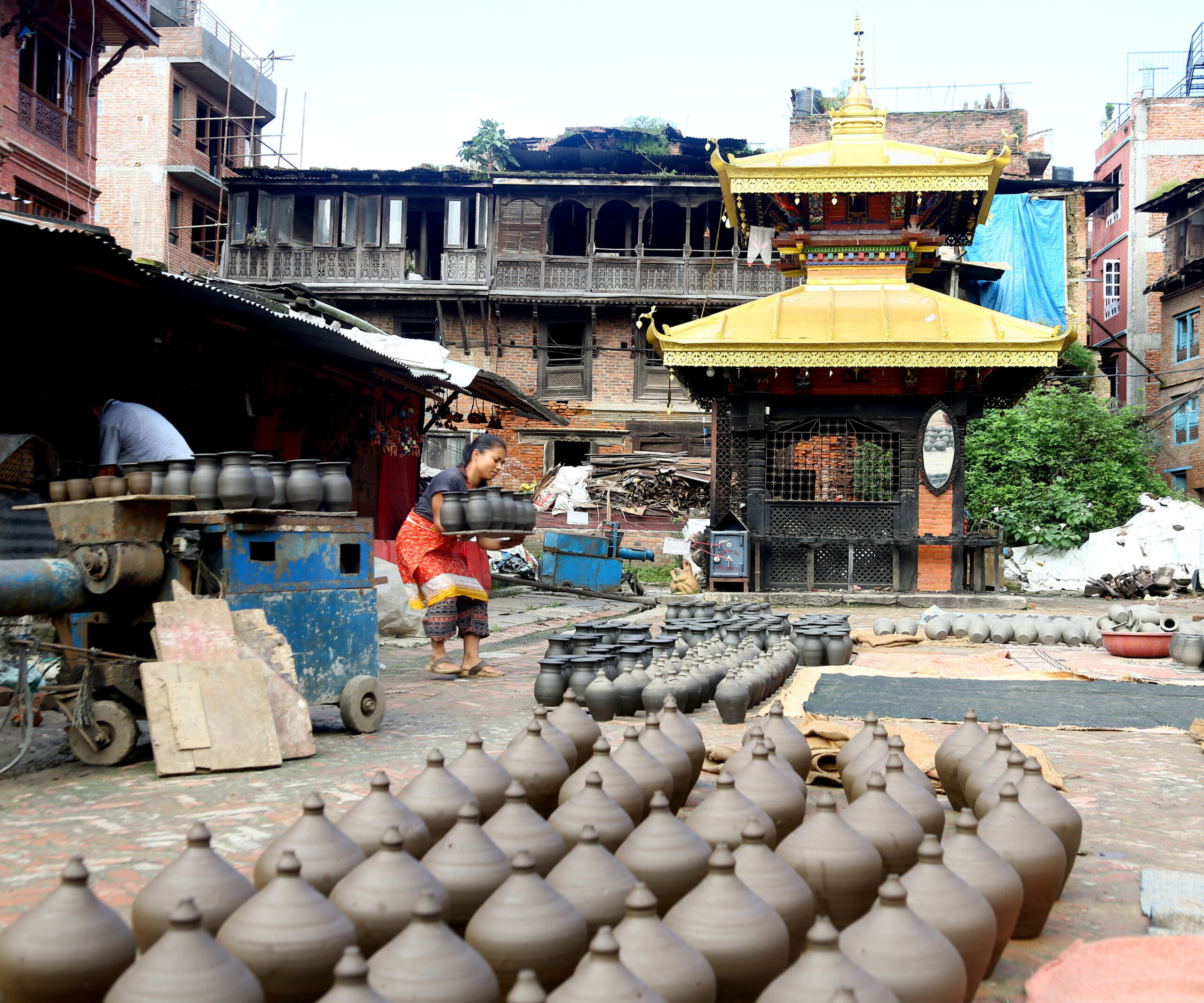 भक्तपुरको दरबार क्षेत्र नजिकै माटोको भाँडा  सुकाइँदै
