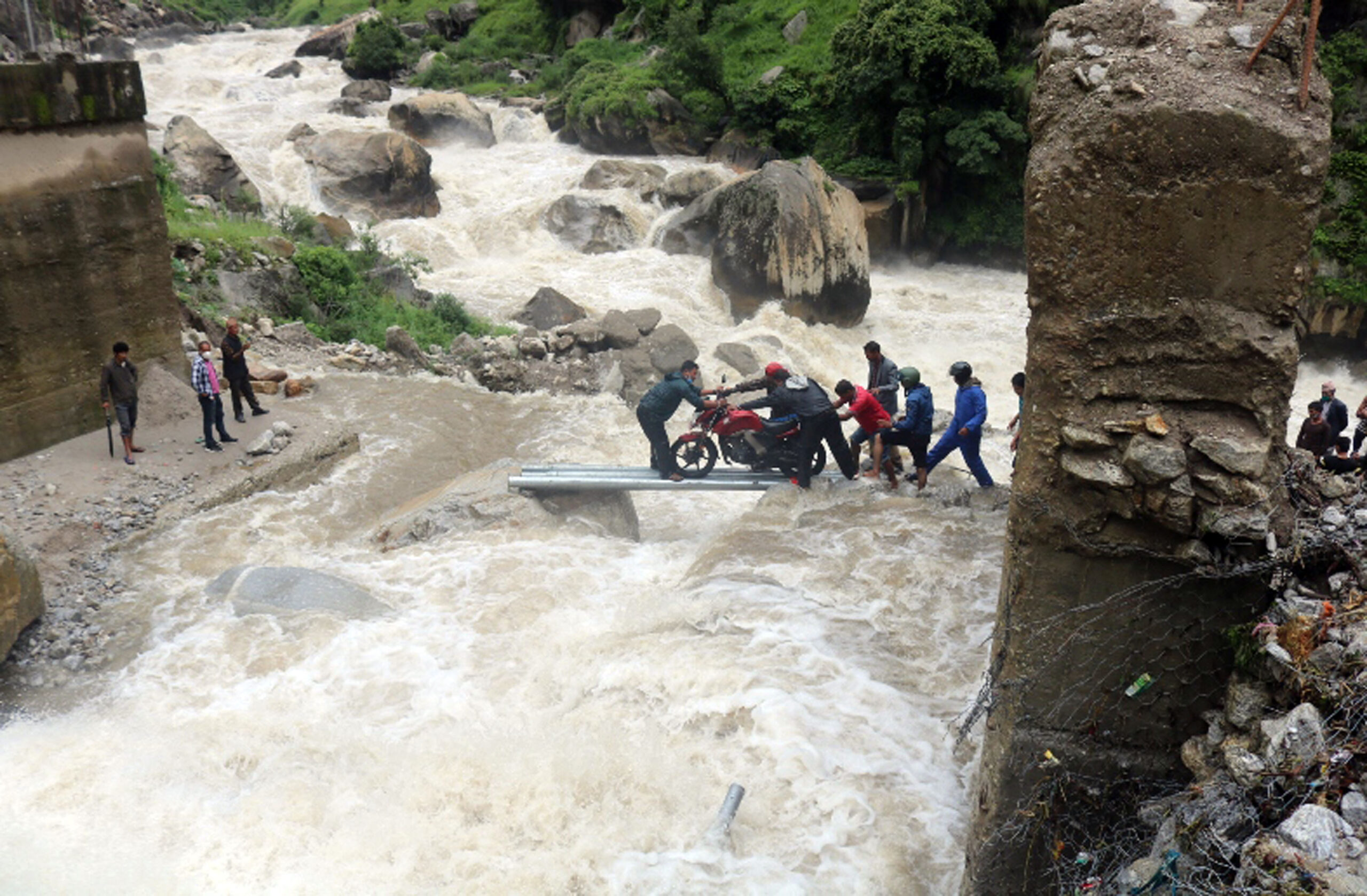 जोखिम मोलेर बाइक तार्दै यात्रु