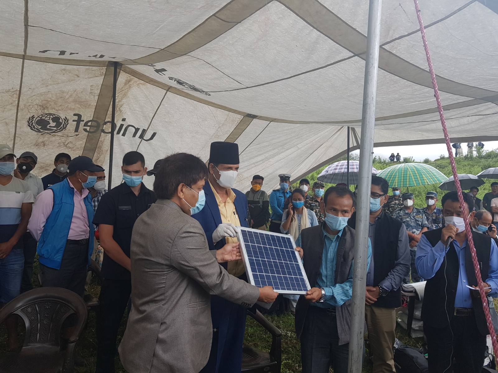 लिदीमा पहिराबाट विस्थापित बासिन्दालाई सौर्य घरेलु प्रणाली हस्तान्तरण