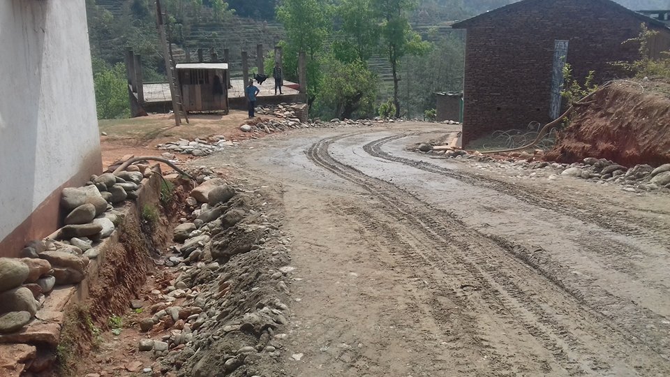 प्युठानका ग्रामीण सडक अवरुद्ध