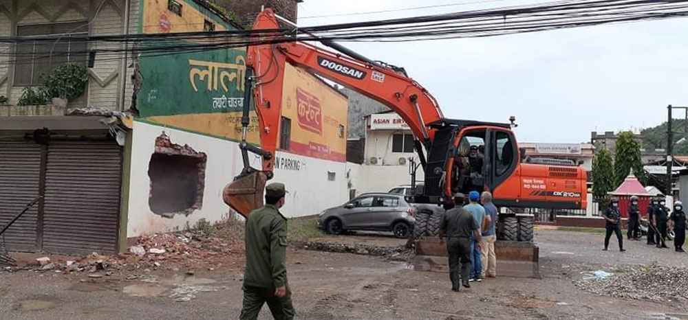 सडक क्षेत्र मिचेर बनाइएका घर भत्काइए