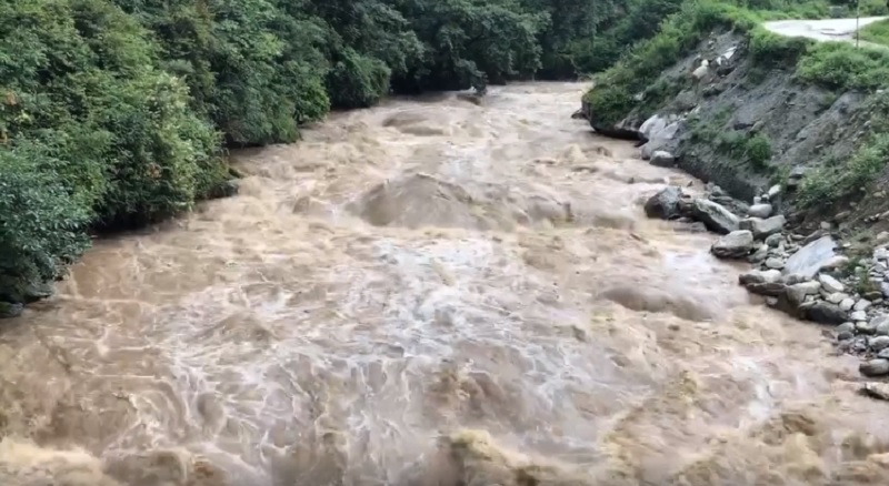 सोलु खोलामा पानीको बहाव उच्च