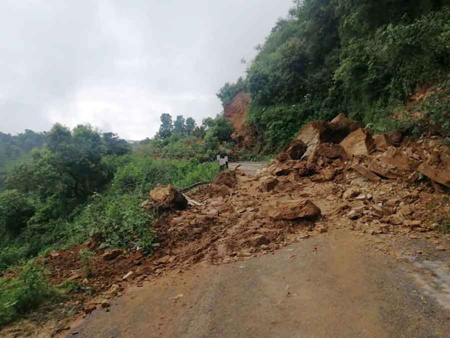 बाढीले बगायो बेँसीशहर–चामे सडक