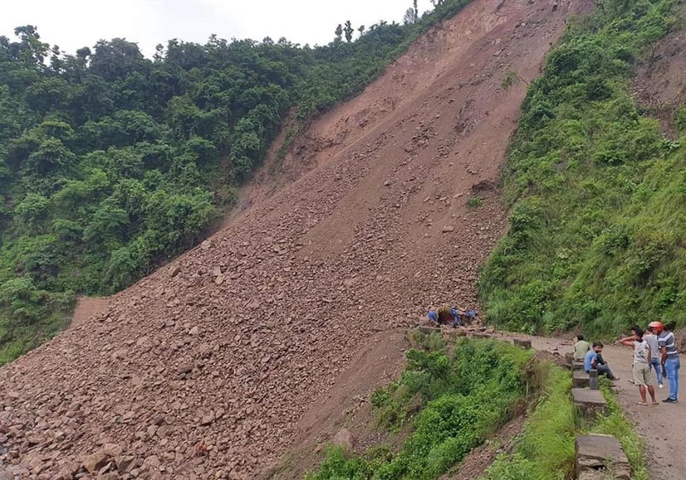 सुख्खा पहिराले पृथ्वी राजमार्ग अवरुद्ध