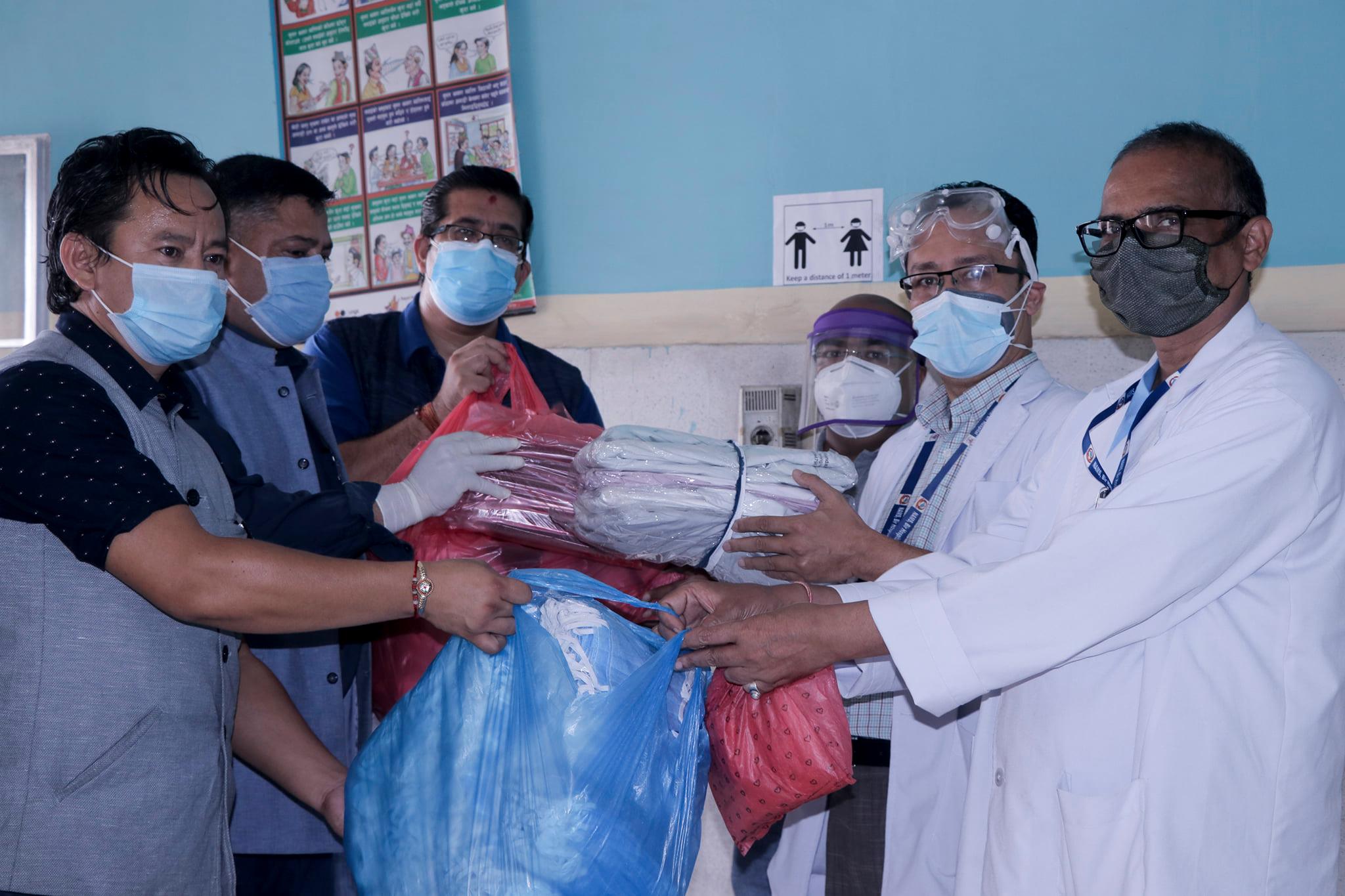 पाटन र वीर अस्पतालमा स्वास्थ्य सामग्री सहयोग