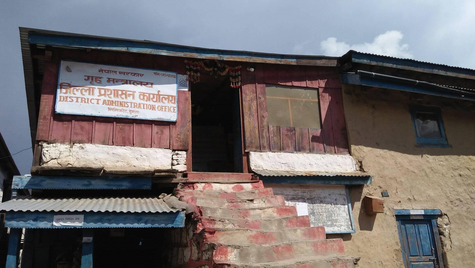 जिल्ला प्रशासन कार्यालयमा कर्मचारी अभाव, सेवाग्राहीलाई सास्ती