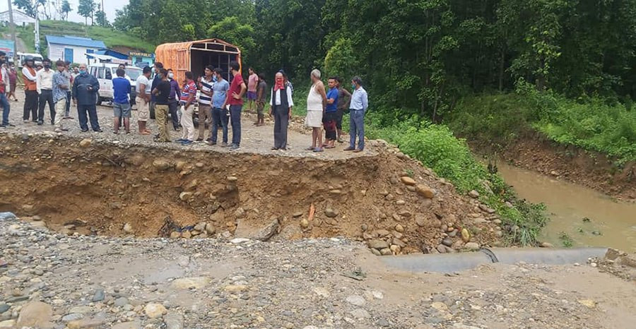 बाढीले डाइभर्सन बगाएपछि सडक अवरुद्ध