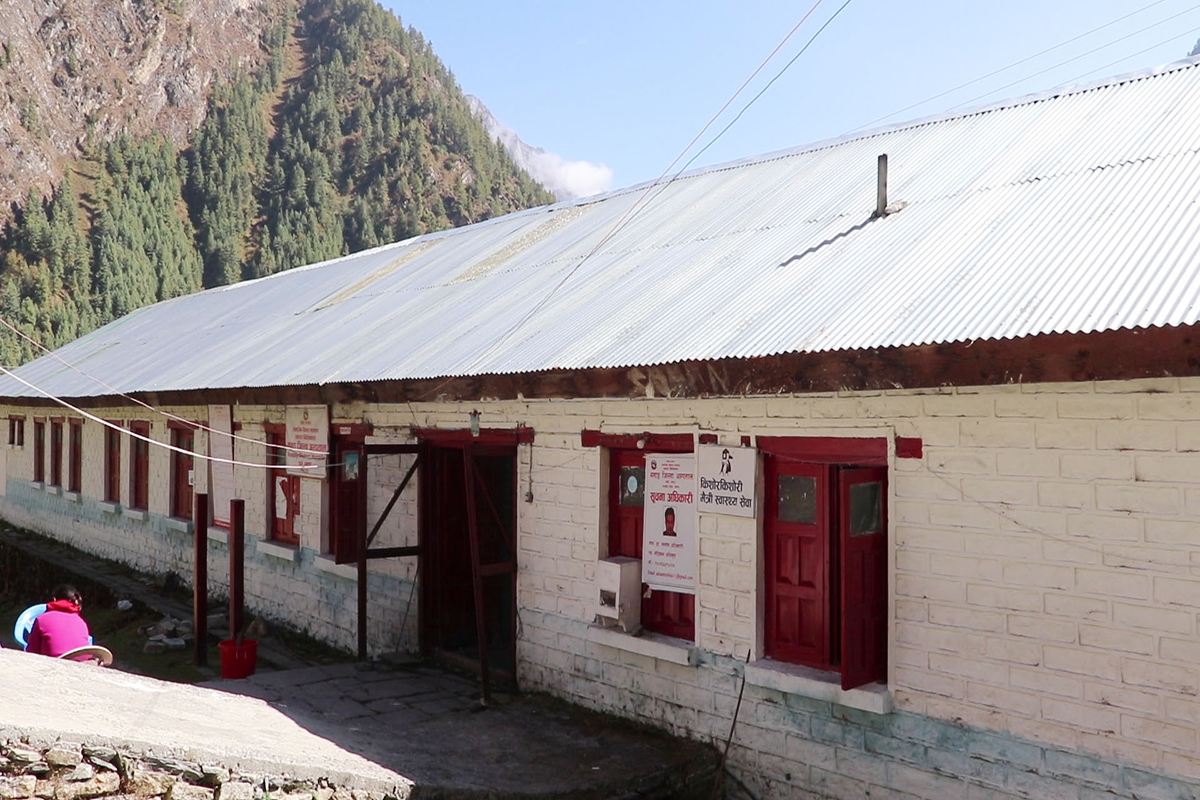करारका एक चिकित्सकका भरमा मनाङ अस्पताल