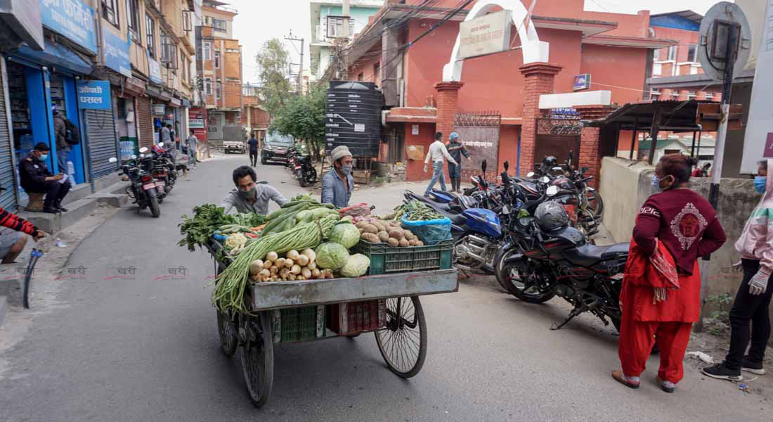 फुटपाथ र ठेलागाडा व्यापार प्रतिबन्ध लगाउन ध्यानाकर्षण
