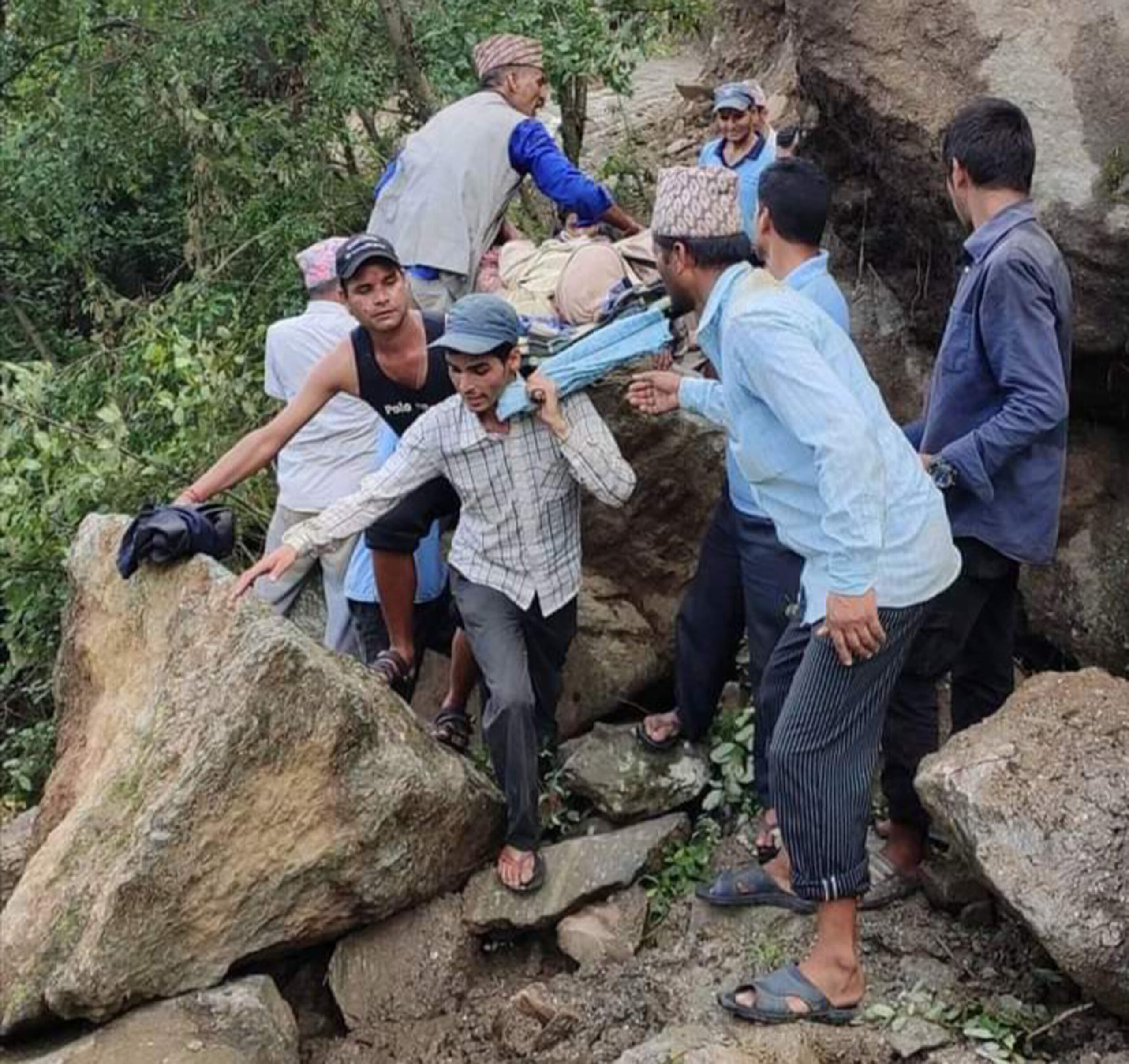 जोखिमपूर्ण बाटोमा बिरामी बोक्दै स्थानीय