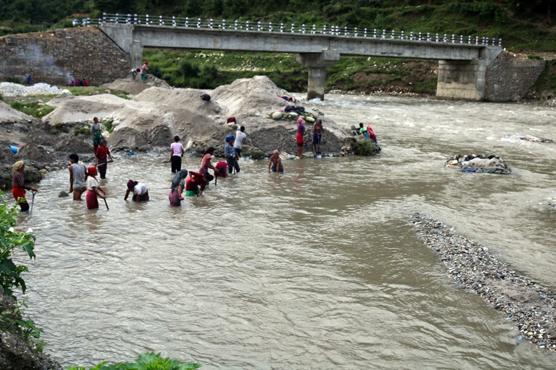 नदीबाट अवैध रुपमा बालुवा निकाल्दै स्थानीयवासी