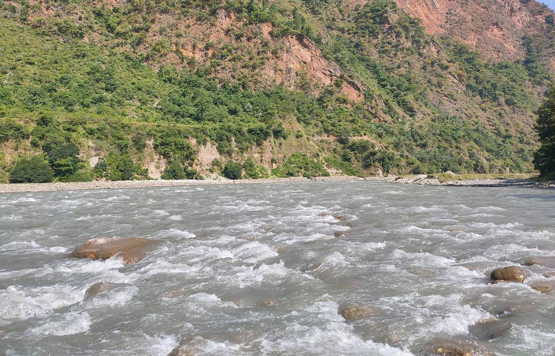 चमेलिया नदीको रमणीय दृश्य