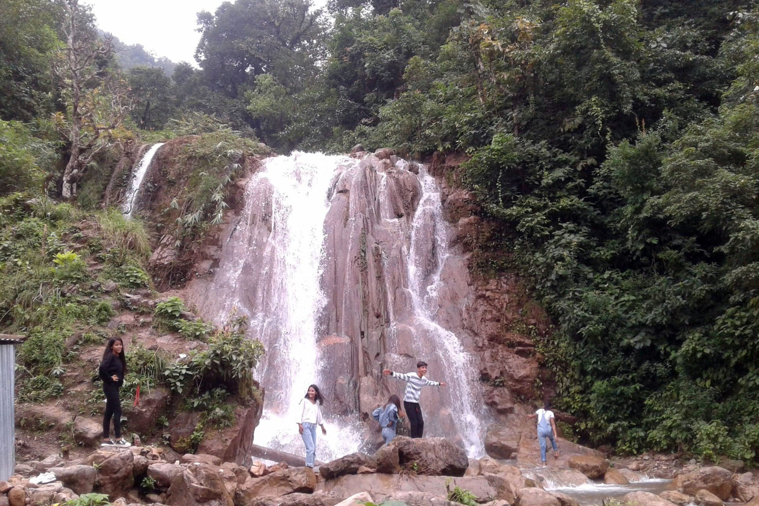 दाङको तुलसीपुर उपमहानगरपालिका स्तिथ साततले झरना