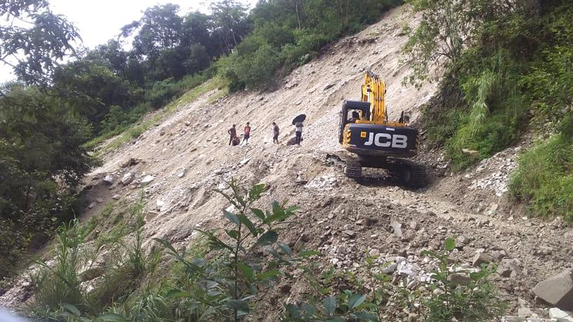 बेँसीशहर चामे सडकको पहिरो खुलाइँदै