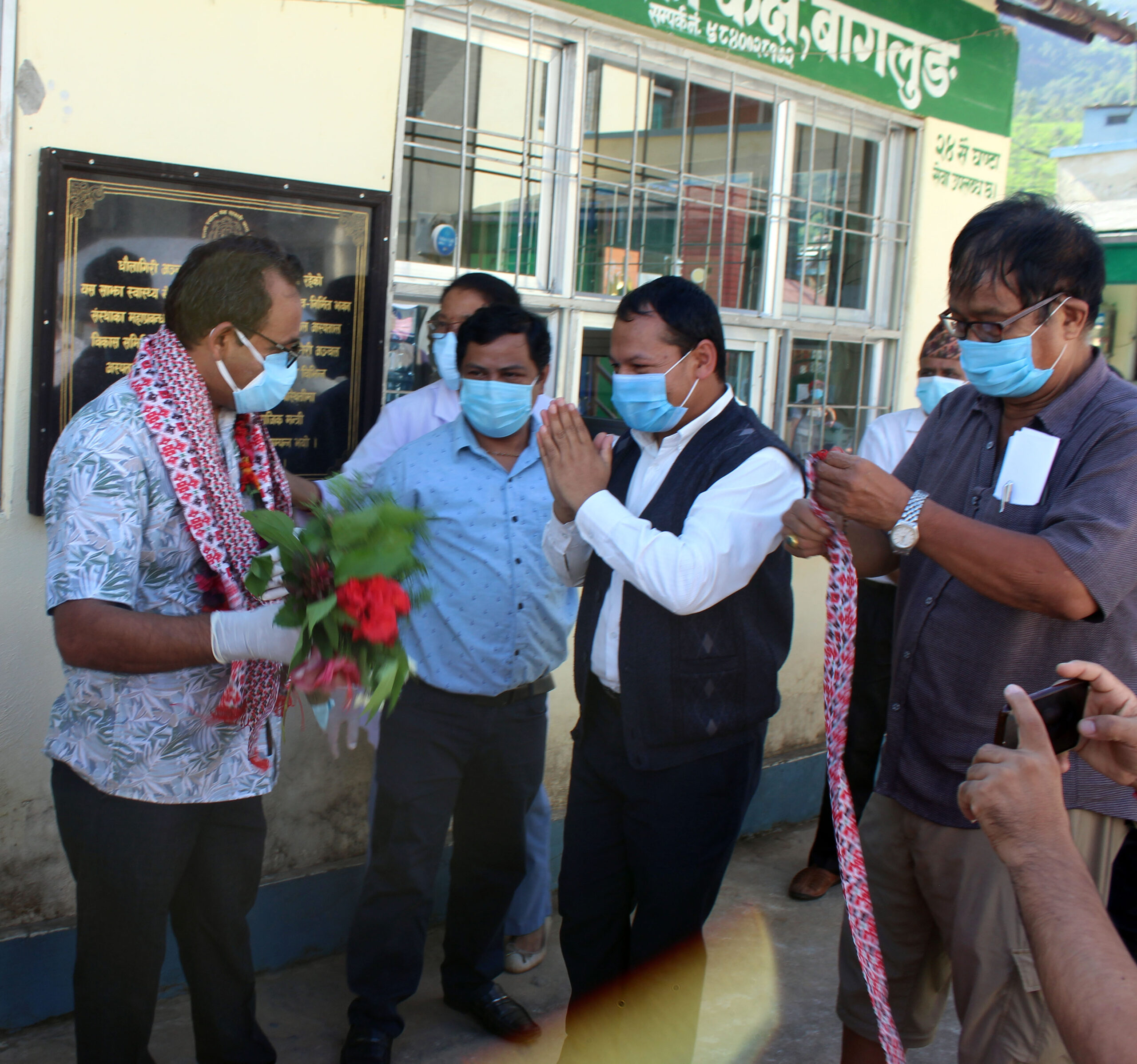 कोरोना जितेका ढुङ्गानालाई शुभेच्छुकबाट बधाई